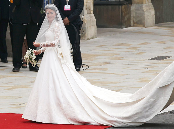 kate middleton royal wedding dress alexander mcqueen sarah burton