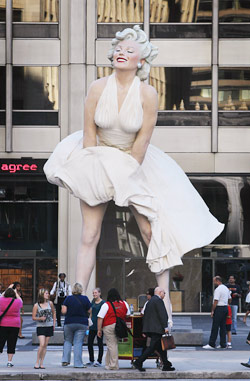 giant marilyn monroe statue