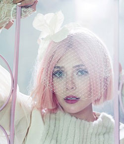 Elizabeth Olsen Bullett pink hair